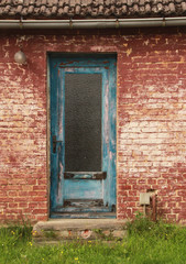 verwitterte blaue holztür