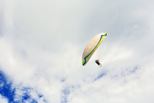 paraplane flying high up