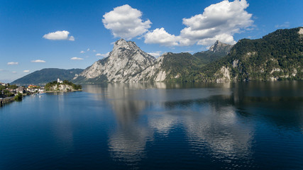 Naklejka premium traunsee mit traunstein, Luftaufnahme
