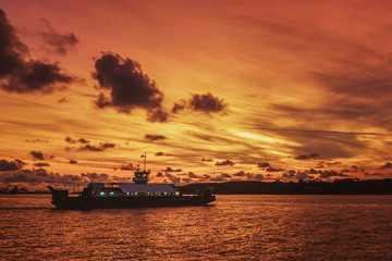 Obraz premium very beautiful colors in the evening sunlight shines on the ships in port