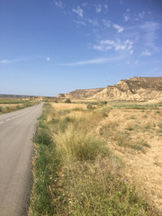 Straße in karger Landschaft