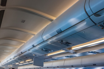 cabine d'avion long-courrier, coffres à bagages