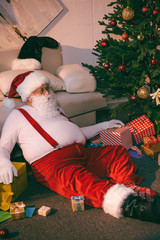 Obraz premium santa claus lying on floor