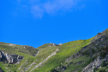 Panoramica delle cime della montagna in estate