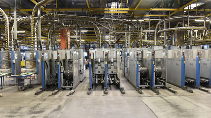 Maschinen in einer Fabrik - Transportzentrum einer Großdruckerei // Machinery in a factory - transport centre of a large printing plant