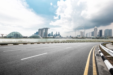 empty asphalt road with cityscape of singapore - obrazy, fototapety, plakaty