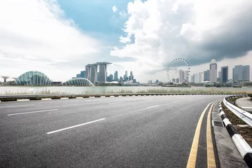 Schilderijen op glas empty asphalt road with cityscape of singapore © zhu difeng