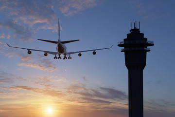 Landung bei Sonnenuntergang. Ein Flugzeug im Landanflug. Tower rechts. Im Hintergrund der Sonnenuntergang. Erstellt in 3D  - 169909799