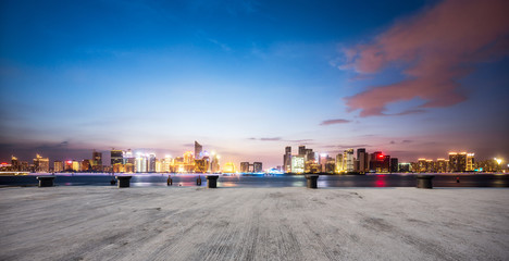 Obraz premium empty concrete floor with cityscape of modern city