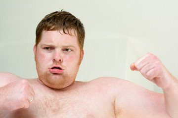 Obraz premium Rothaariger junger dicker Mann schreit wütend und zerreißt sein Shirt