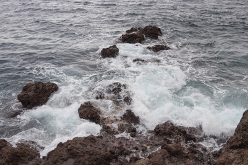 Steinige Meeresküste mit Wellen vor Madeira