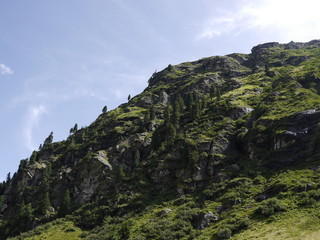 Fototapeta na wymiar Grüner Bergfelsen in Österreich