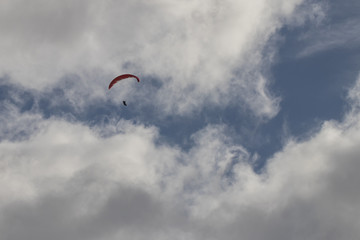 Gleitschirmflieger am wolkigen Himmel