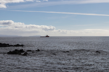 Schiff vor Madeira bei bewölktem Himmel