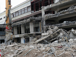 Abriss Einkaufszentrum mit Abrisszange
