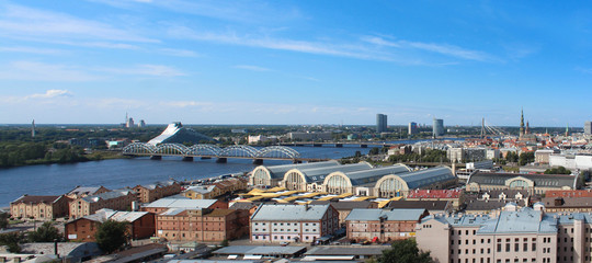 Riga (Lettonie) - Panorama avec Marché Central et pont (Dzelzceļa tilts)