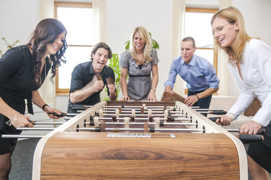 leidenschaftliche Unterst&uuml;tzung beim Kicker-Spiel