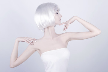 Obraz premium Young woman / female / girl with white wig / hair and white makeup posing as statue