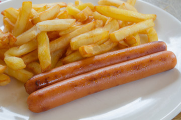 saucisses et frites