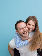Obraz premium young man piggybacking his girlfriend