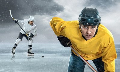 Plakat Ice hockey player on the ice in mountains