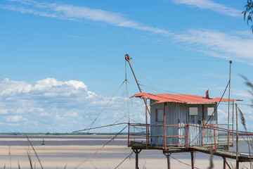 Cabane de p&ecirc;cheurs sur pilotis (ou 'carrelet'), M&eacute;doc,  estuaire de la Gironde, France