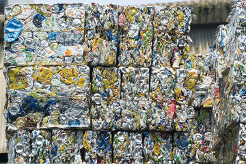 スクラップ　空き缶　リサイクル