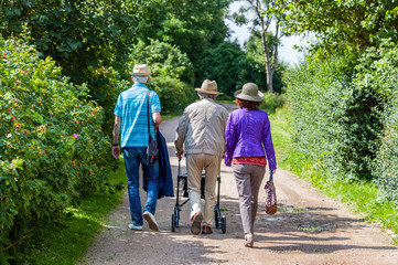 Familie unterwegs im Park 