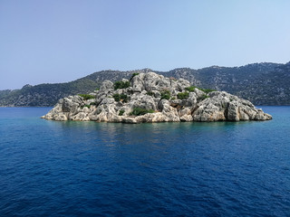 Fototapeta premium rocky mountains and blue clear water