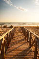 Steg aus Holz an den Sandstrand bei Cadiz in Spanien