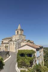 Fototapeta na wymiar scenic old historic church of Venasque