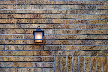 レトロなランプとレンガの壁
