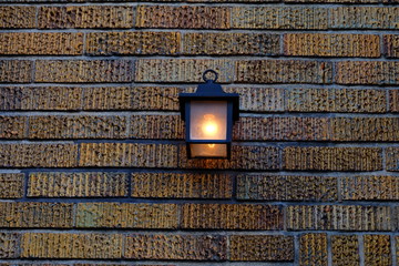 レトロなランプとレンガの壁