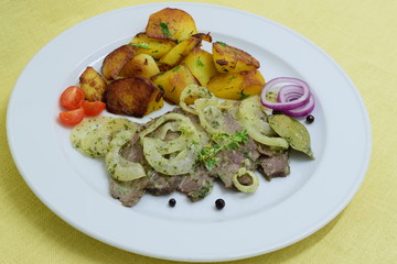 Mariniertes Rindfleisch mit Zwiebelvinaigrette und Bratkartoffeln