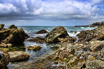 Fototapeta na wymiar Ocean waves near a rocky shore