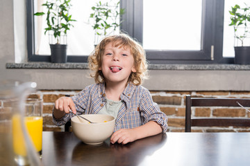 child eating breakfast