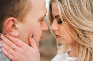 Portret of happy young couple hugging on the edge of the mountain