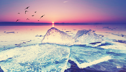 romantischer Winterabend am See