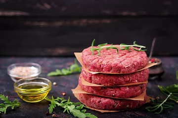 Plaid mouton avec photo Steakhouse Burger de steak de boeuf haché maison cru frais avec des épices sur fond noir