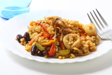 Riso orientale con pesce e verdure
