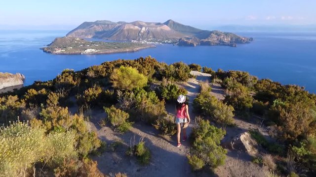 Ragazza mare drone scogliera panoramica isola