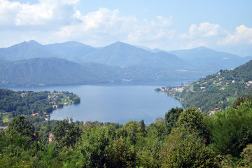 Fototapeta na wymiar veduta del lago d'orta e dell'isola di san giulio