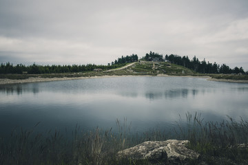 Der Löschteich am Wurmberg im harz, künstlicher See