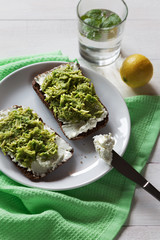 Avocado sandwich with cottage cheese and lemon