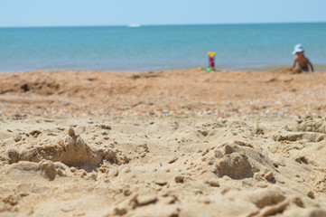 Fototapeta na wymiar Пляж черного моря, в дали играющийся ребенок.