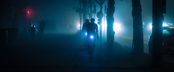 Fahrradfahrer im Nebel