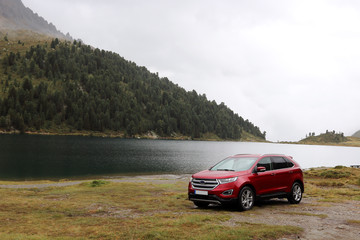 Obraz premium SUV am Bergsee