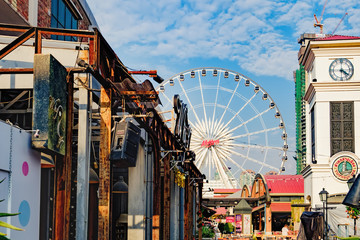 Obraz premium Asiatique shopping mall with Asiatique Ferris Wheel in background. Asiatique is largest lifestyle shopping mall in Bangkok, Thailand