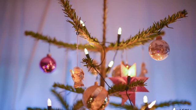 Weihnachtsbaum Close up ein Engel aus Papier dreht sich hin und her