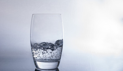 Wasserglas mit Trinkwasser gefüllt